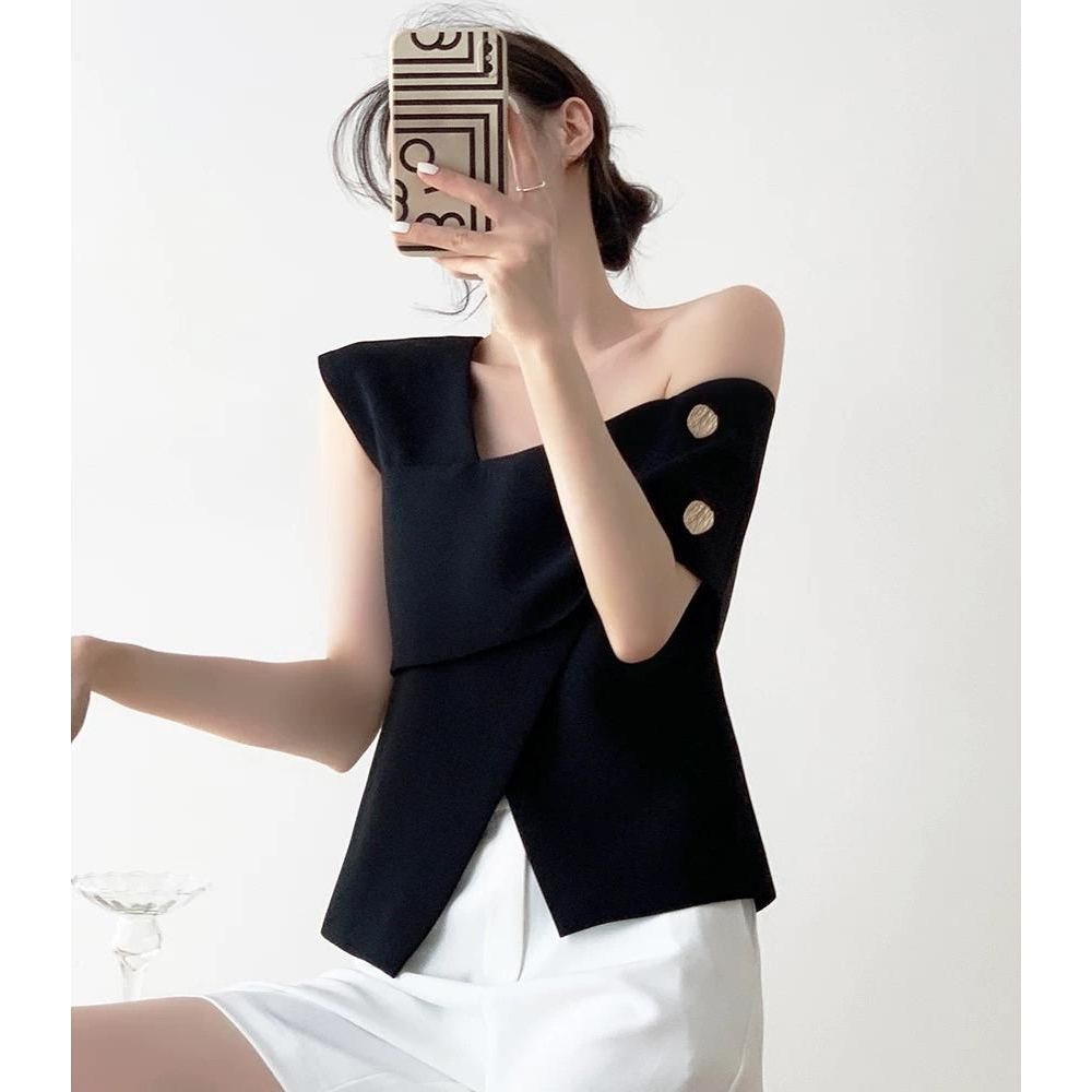 HB - Áo Lệch Vai Nữ Thiết Kế Đính Cúc Đồng Mix Quần Short | BigBuy360 - bigbuy360.vn