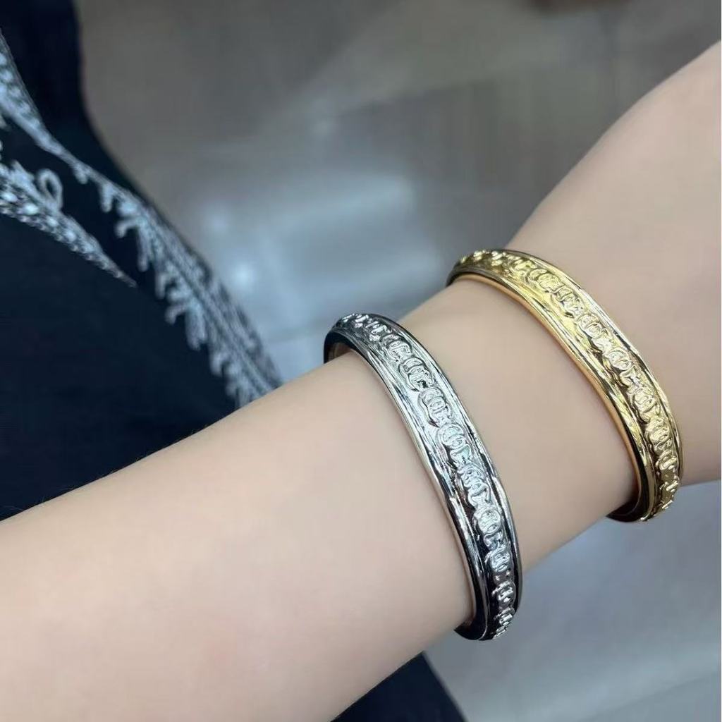New multi-label glossy embossed open narrow bracelet with letter and glossy pentagram fashion brooch