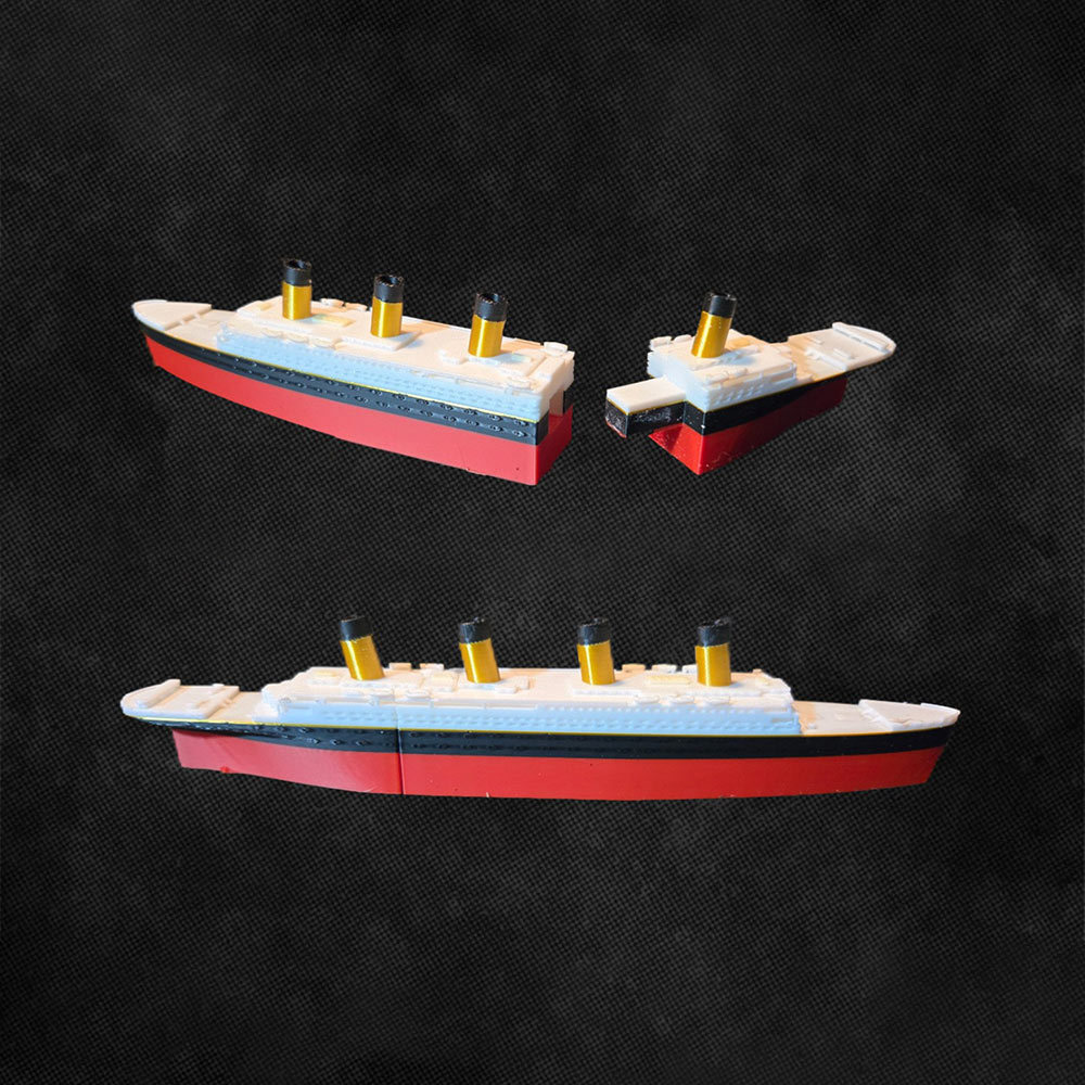 Chia trong một nửa Titanic tắm thuyền và hồ bơi đồ chơi, phá vỡ trong một nửa RMS Titanic đồ chơi
