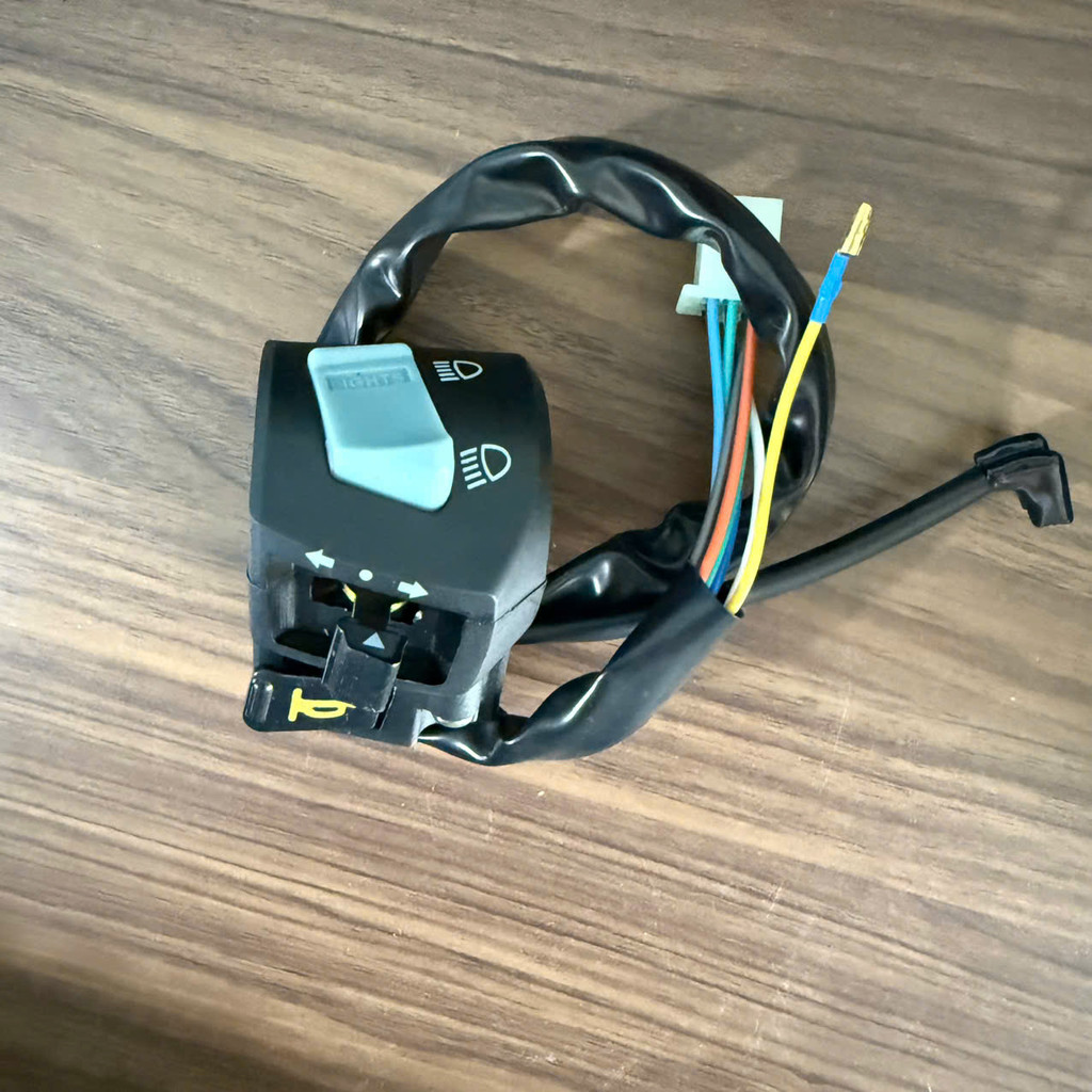 ( Bên Trái ) Cùm FZ V3 gắn được cho xe máy hoặc xe điện Kho Sỉ Đồ Chơi Xe Máy