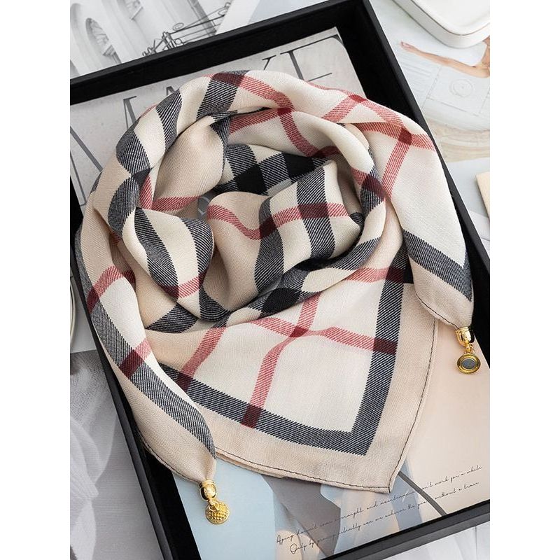 Khăn vuông cao cấp 65x65cm, thiết kế retro với khóa từ văn học, phù hợp xu hướng thời trang Pháp.