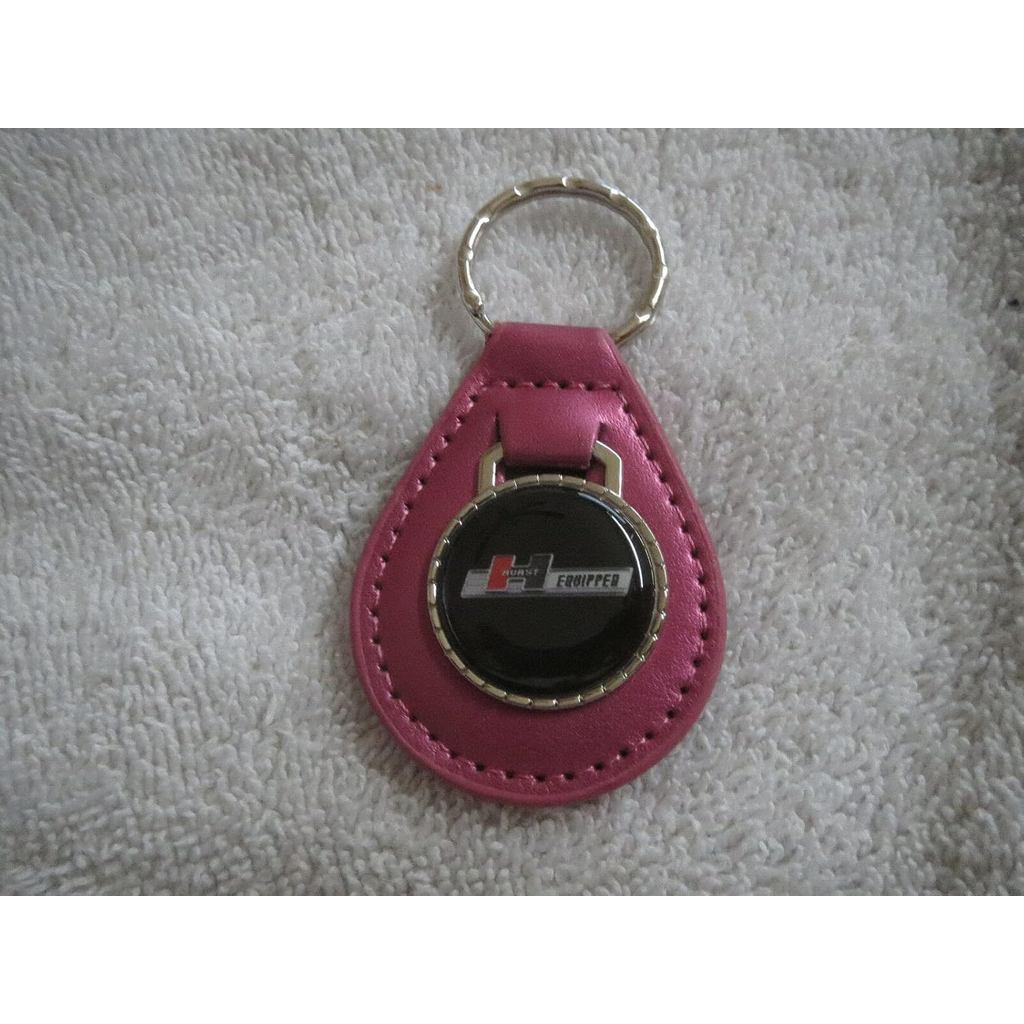 HURST SHIFTERS SHIFTERS SHIFTER VINTAGE TRUNK DECKLID LOGO BIỂN DA KEYCHAIN - MAGENTA