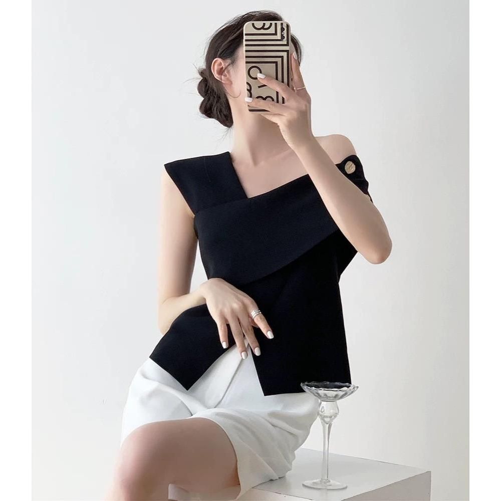 HB - Áo Lệch Vai Nữ Thiết Kế Đính Cúc Đồng Mix Quần Short | BigBuy360 - bigbuy360.vn