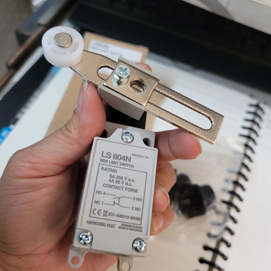 Công tắc hành trình HY-LS804N và HY-LS804 cần gạt con lăn điều chỉnh được