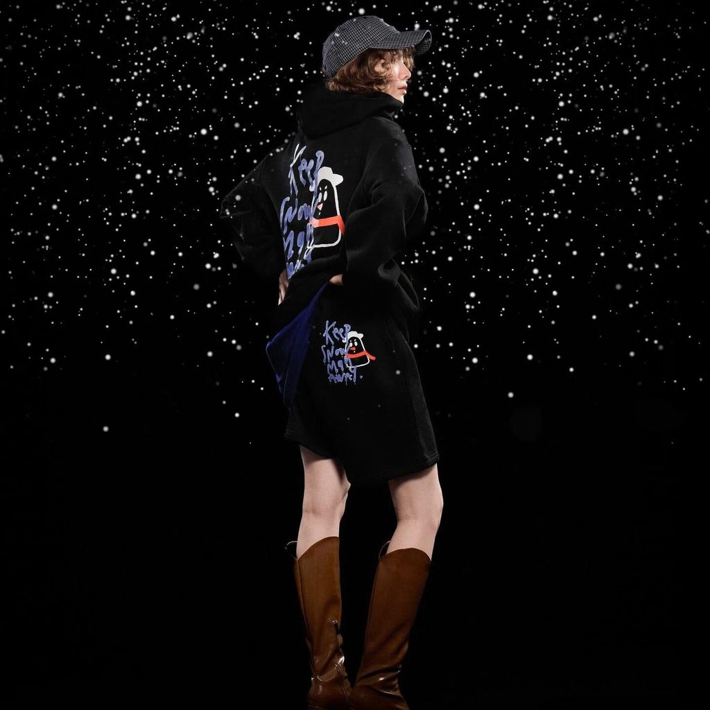 Sản phẩm độc quyền: Áo thun có mũ trùm đầu mùa Thu Đông từ ORM Kornnaphat Chen Meiling