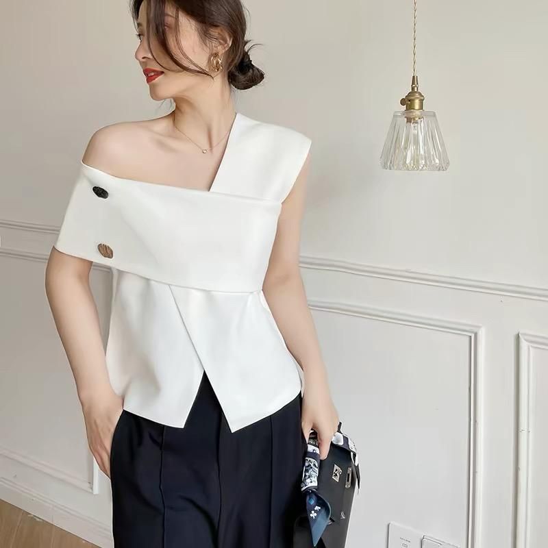 HB - Áo Lệch Vai Nữ Thiết Kế Đính Cúc Đồng Mix Quần Short | BigBuy360 - bigbuy360.vn