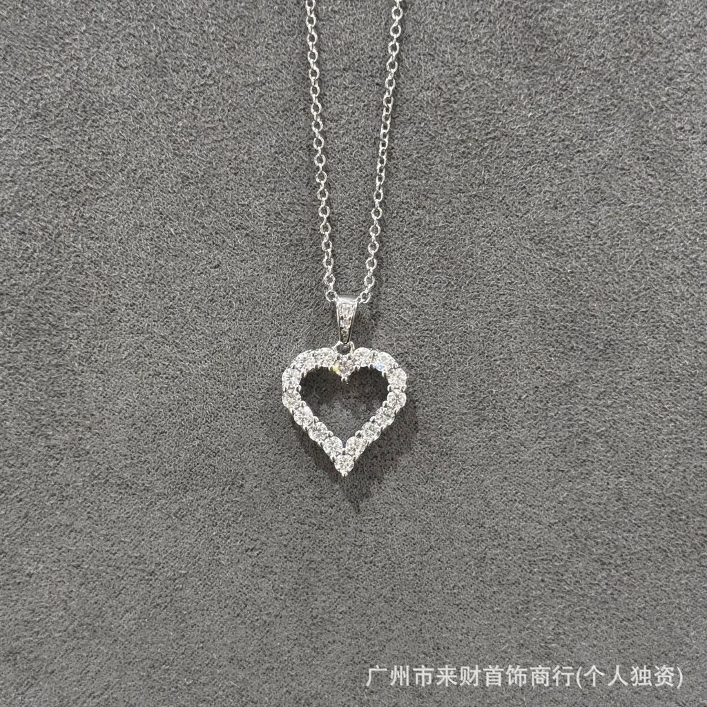 Hollow heart-shaped pendant with full diamond inlay, fashionable heart-shaped necklace with full dia