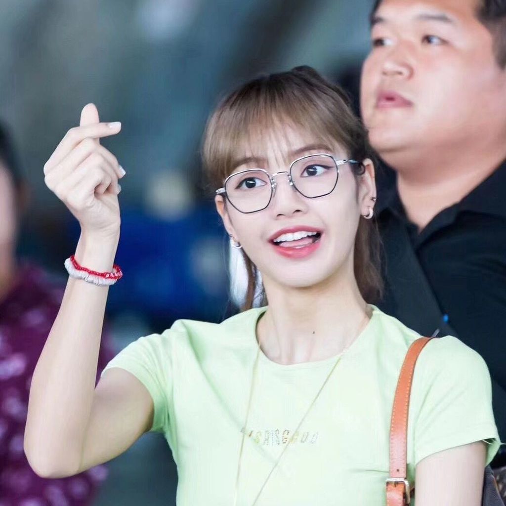 BLACKPINK Lisa vòng tay GD Quyền Chí Long PMO vòng tay PEACEMINUSONE