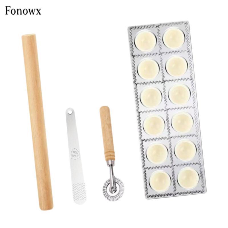 Bộ cắt Fonowx Ravioli với bốn miếng: Máy làm bánh bao, Con lăn bột, Bánh mì ống, và Ravioli cũ. Được làm bằng hợp kim nhôm, thép không gỉ, gỗ và