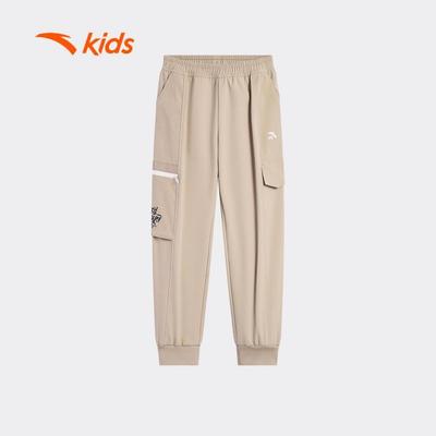 ANTA Kids Quần Jogger Dài Bé Trai 3526A8501 – Thoải Mái, Form Rộng Dễ Mặc, Bo Gấu, Phong Cách Sporty