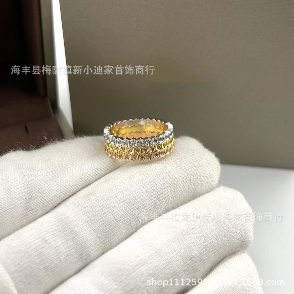 Honeycomb V Gold diamond-shaped ring for women, fashionable, simple, and unique with honeycomb diamo