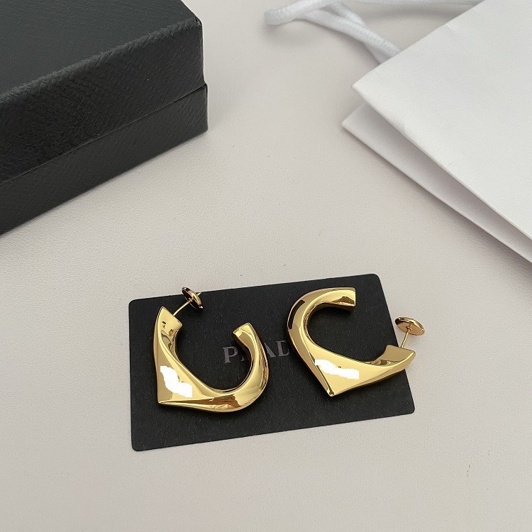 Designed with a three-dimensional inverted triangle heart shape, these irregular earrings exude a si