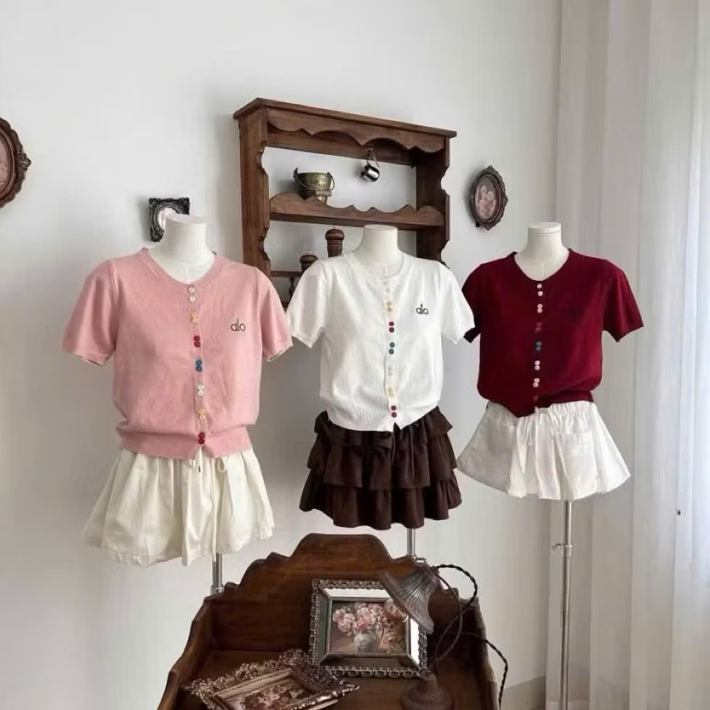 JANG STORE Áo len khuy cài màu tay cộc cổ tròn in chữ alo 8019 jang store