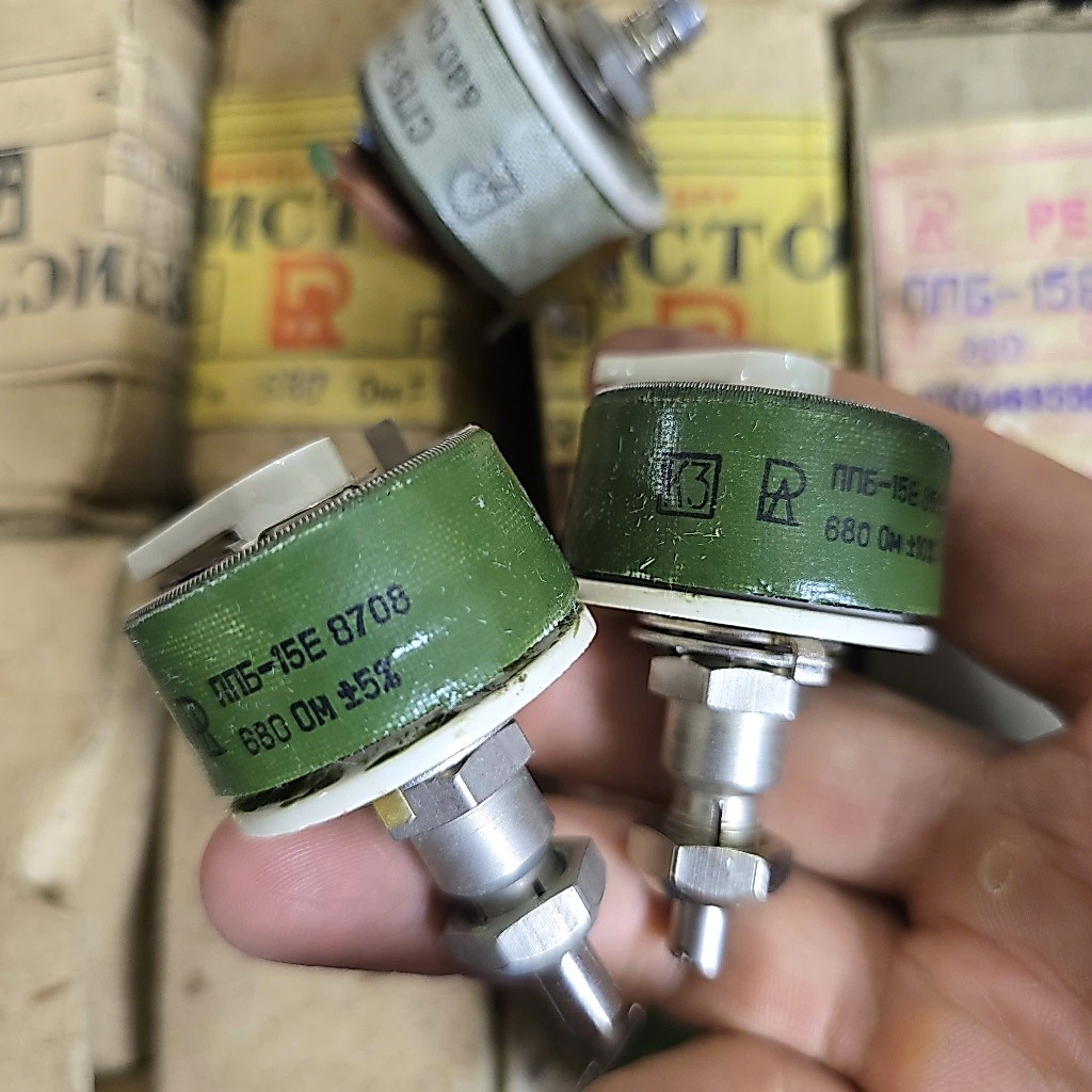 Biến trở ( Chiết áp) 680 ohm ( 680 Ω) loại cao cấp do Nga ( Soviet) sản xuất. Made in CCCP.