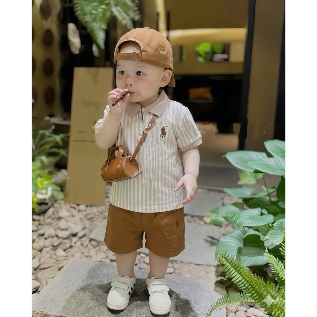 [SẴN LOẠI 1 H2.STUDIO] Set áo polo ngựa nâu mix quần kaki, tặng kèm mũ cho bé