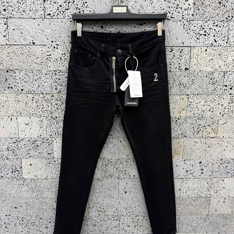 Quần Jean Nam Mã D2-3108 Bản Đen Trơn Khoá Lệch Logo Kim Loại 2 Ống Côn Dsq2