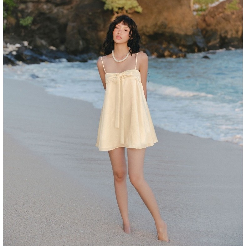 Đầm ngắn OLV lụa màu kem đính nơ nữ tính Cream Satin Bow Strapless Mini Dress đi chơi đi biển | BigBuy360 - bigbuy360.vn