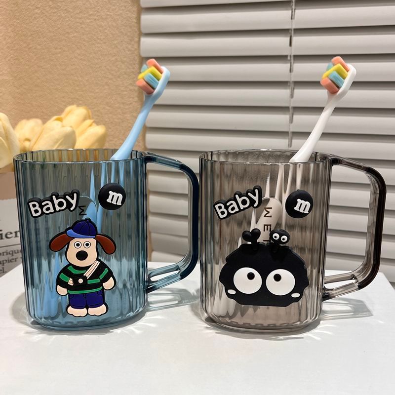 Cartoon toothbrushes for students' dormitories, a pair of cups preferred by couples, with a cute dog