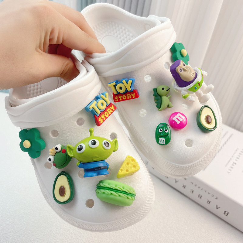 chảm chram dép cross chảm dép crocs Phụ kiện tự dính khóa chống rơi ba chiều dễ thương