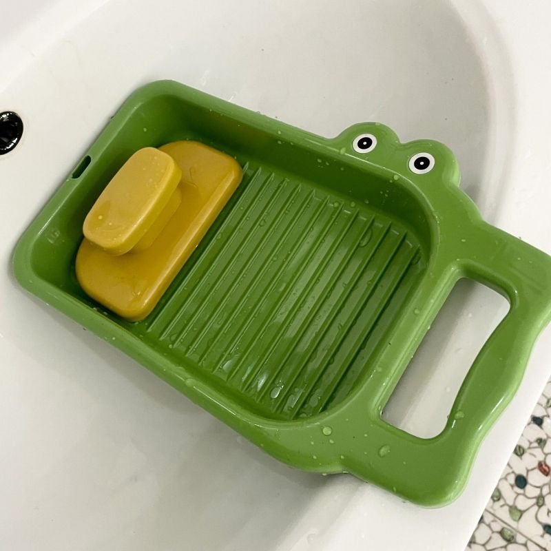 Crocodile-shaped hand-held gadget for washing underwear, socks, and small garments7et Non-slip rolle