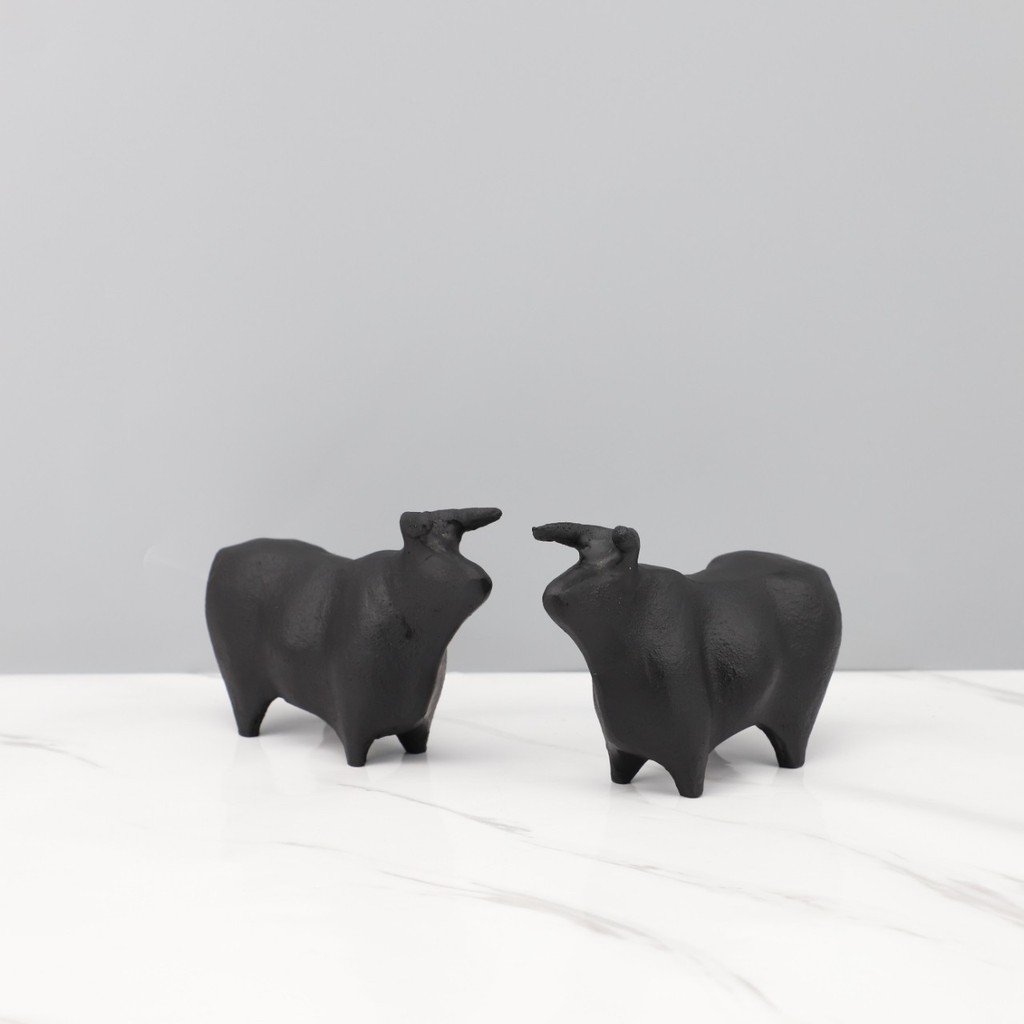 European-style creative simple animal cow cast iron ornament for office, living room, bedroom, entry