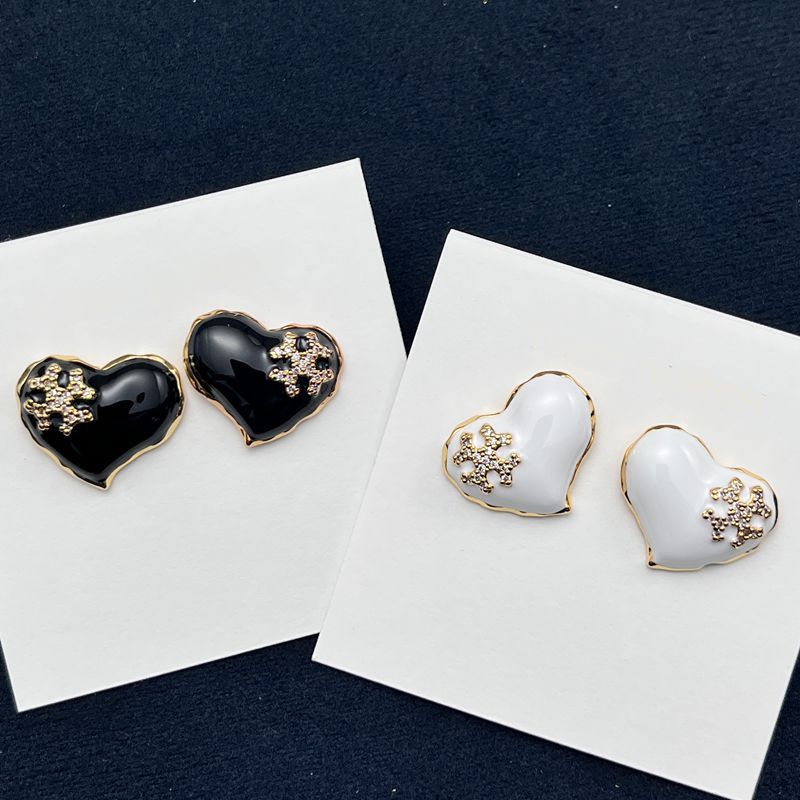 Heart-shaped earrings exude elegance LOGO Enamel glaze sparkling zircon inlaid sweet earrings