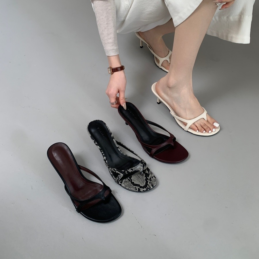 【Lamode】Giày Nữ Thời Trang 2026 Niche Design Flip-Flops Nữ Mũi Vuông Stiletto Dép xỏ ngón Phiên Bản 