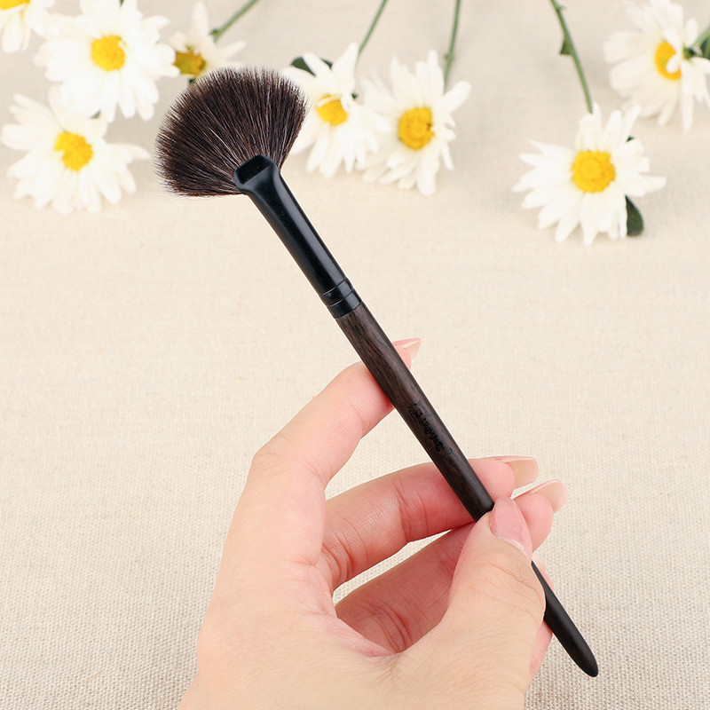 Meow Seven Ink Love Fan-Shaped High Gloss Fine Gloss Front Wool Cheek Brightening Makeup Brush Remai