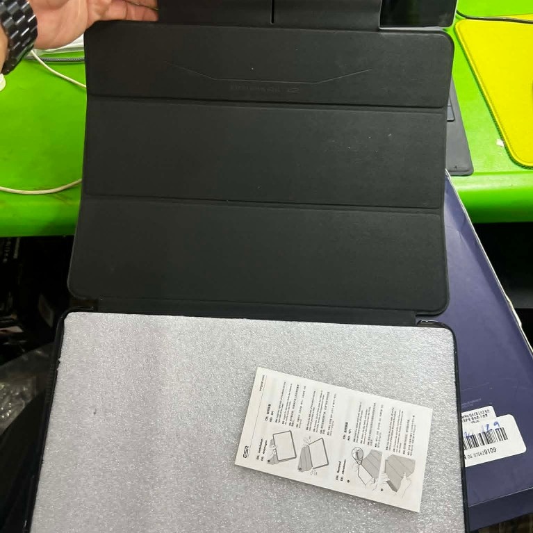 Ốp ipad của  ESR dành cho  iPad pro m1 và m2  12.9 inch