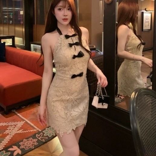 Vay khong tay khung o luu, thiet ke lung trong bat cheo, trang trong va tinh te.