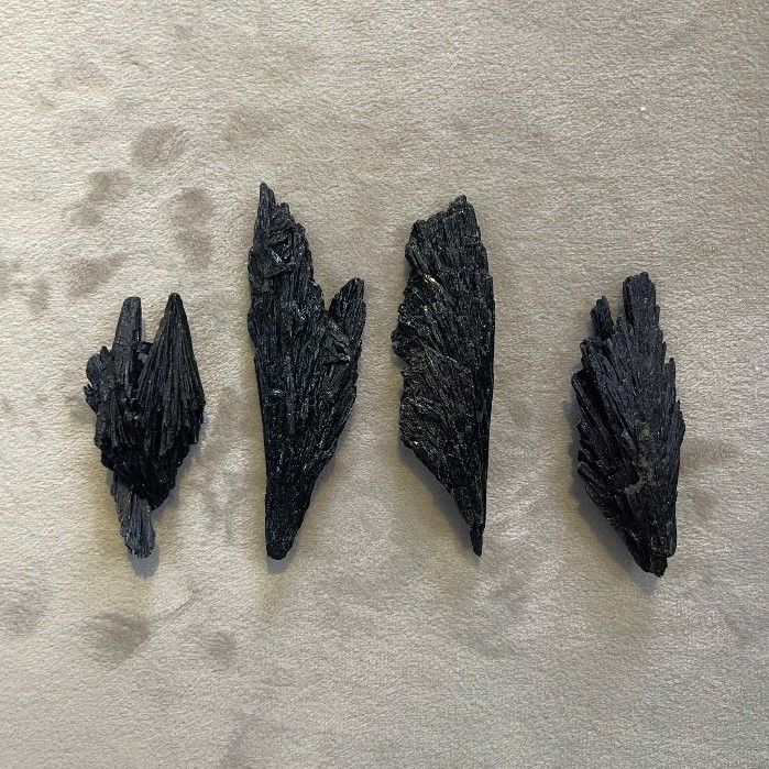 (Giá pass) Black Kyanite - Đá Kyanite đen dán đẹp lạ (dài 6-7cm)