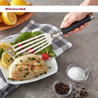 KitchenAid - Xẻng Chiên Có Rãnh Lưỡi Cong - Đen/Đỏ