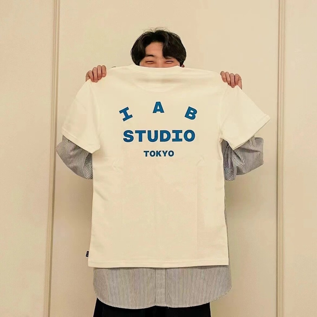 Thời Trang Dạo Phố IAB STUDIO TOKYO Nam Nữ Cùng Phong Cách Áo Thun Cổ Tròn