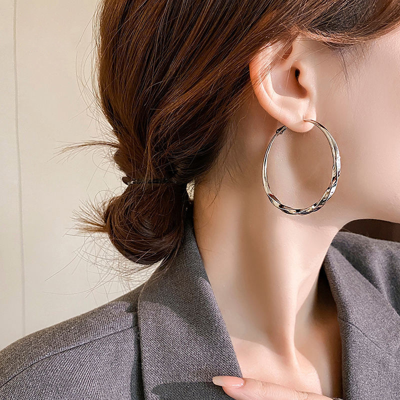 Bông tai nữ cao cấp Mobius Ring