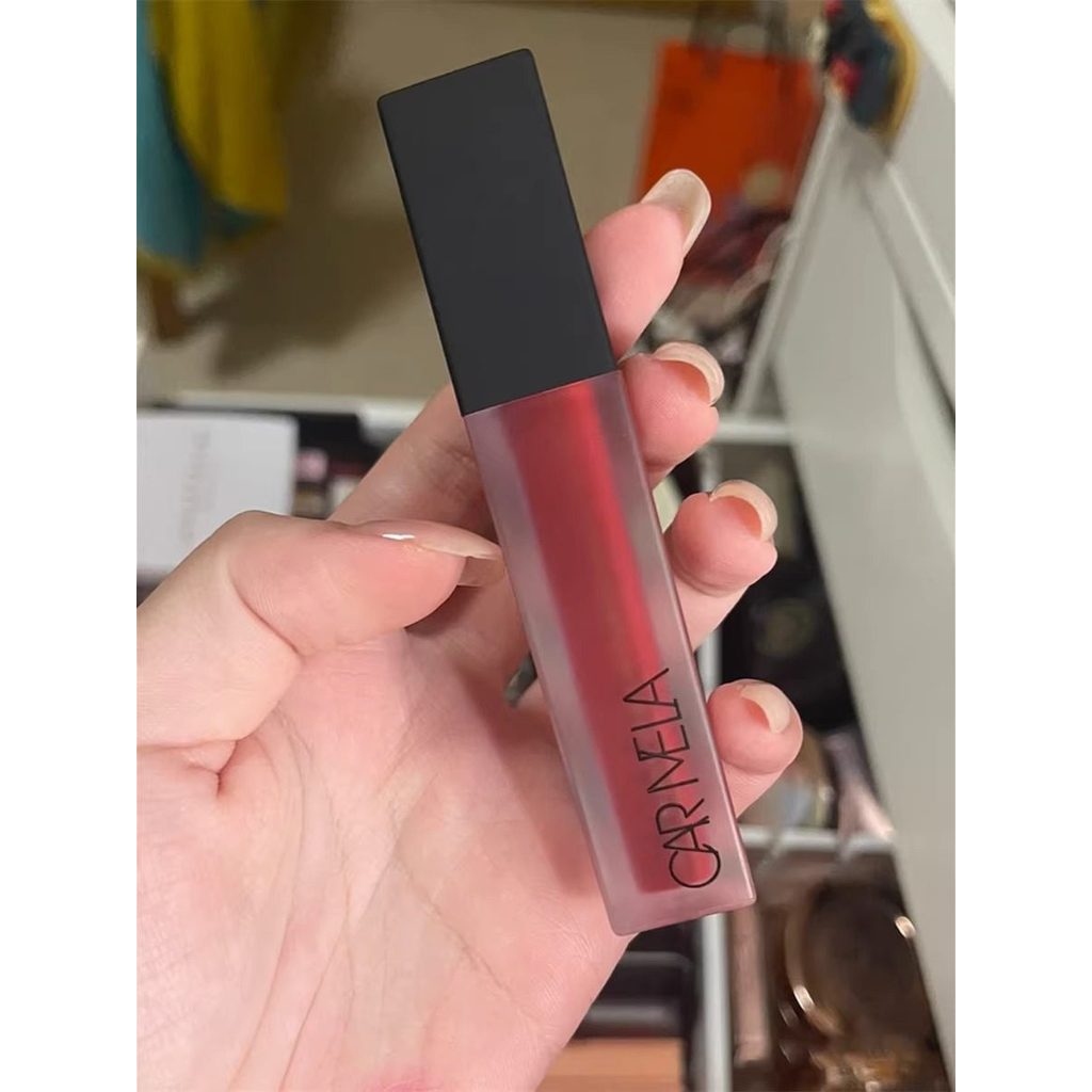 Son môi Carmela carmela carmela số. 4 Matte Air Lip Glaze Làm trắng môi Puree Quế Niche Không dễ nhú