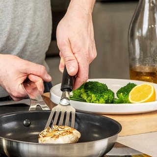 KitchenAid - Xẻng Chiên Có Rãnh Lưỡi Cong - Đen/Đỏ