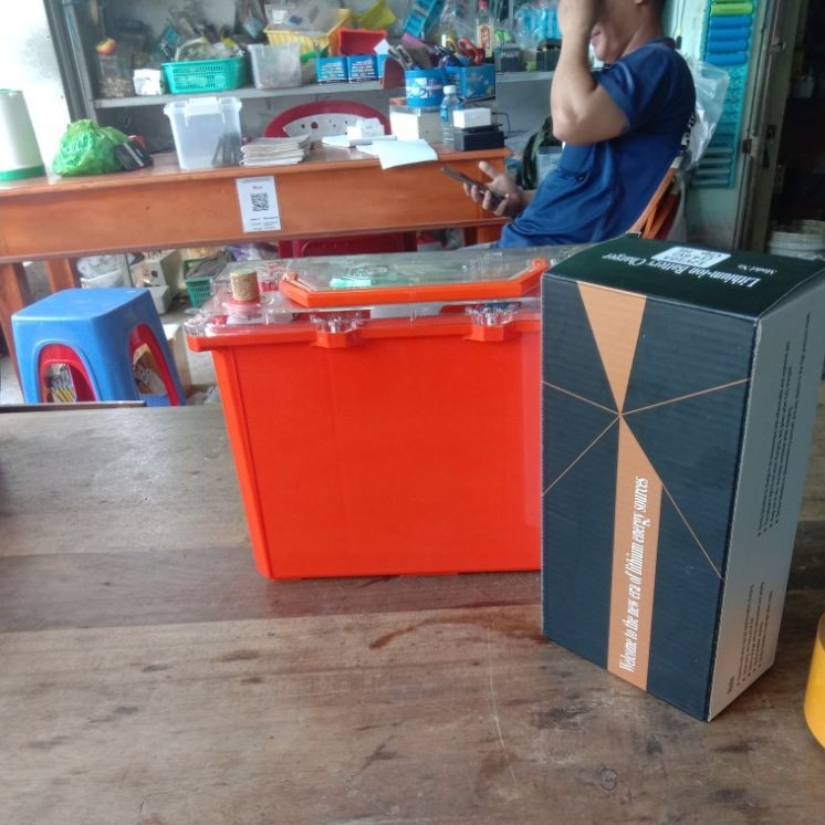 vỏ hộp chống nước cao cấp 45A, chứa được 12viên 32140, kèm theo sạc 4S 10A và BMS