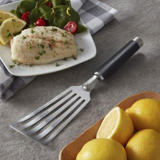 KitchenAid - Xẻng Chiên Có Rãnh Lưỡi Cong - Đen/Đỏ