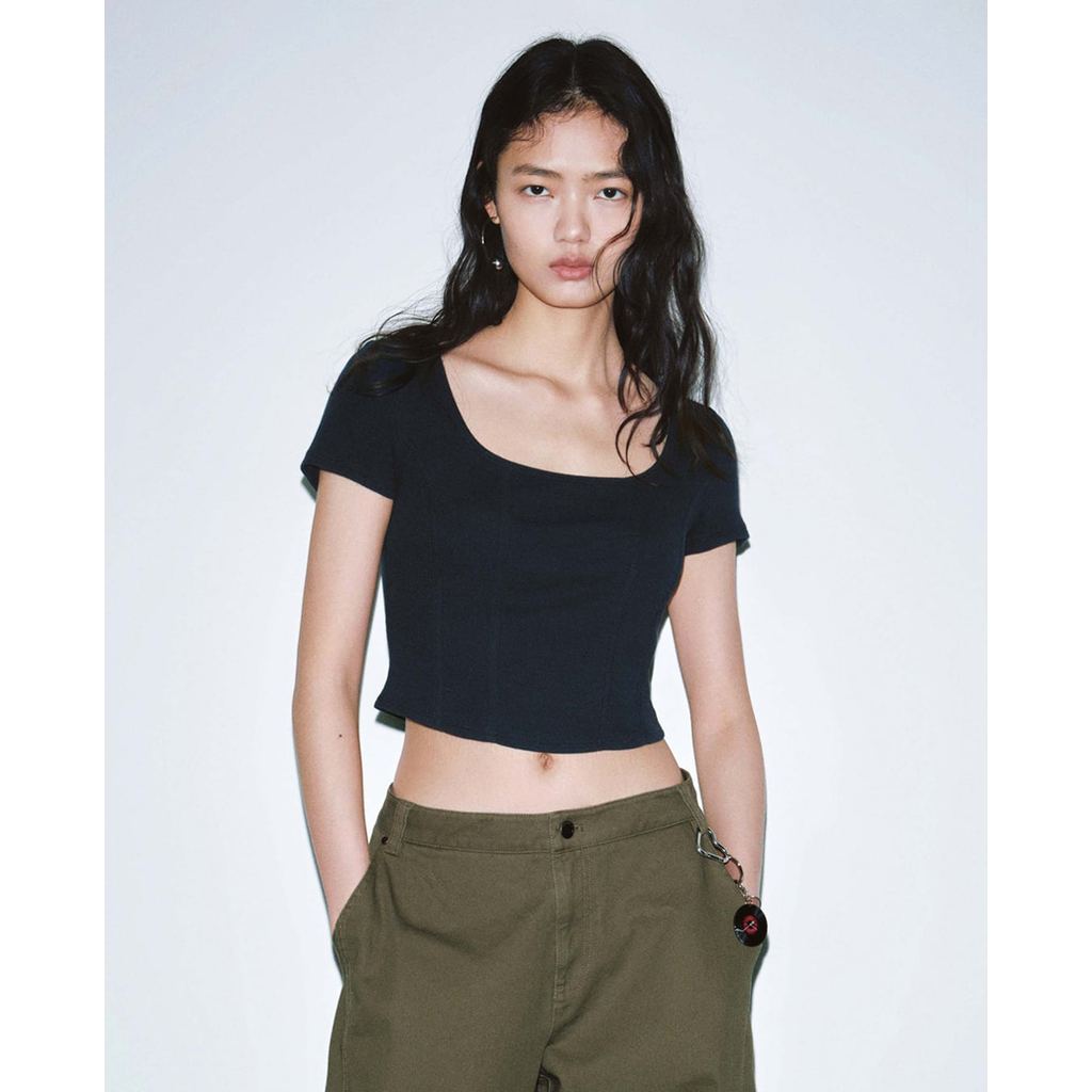 URBAN REVIVO - Áo croptop nữ cổ vuông tay ngắn tối giản_UYY460217-L8A