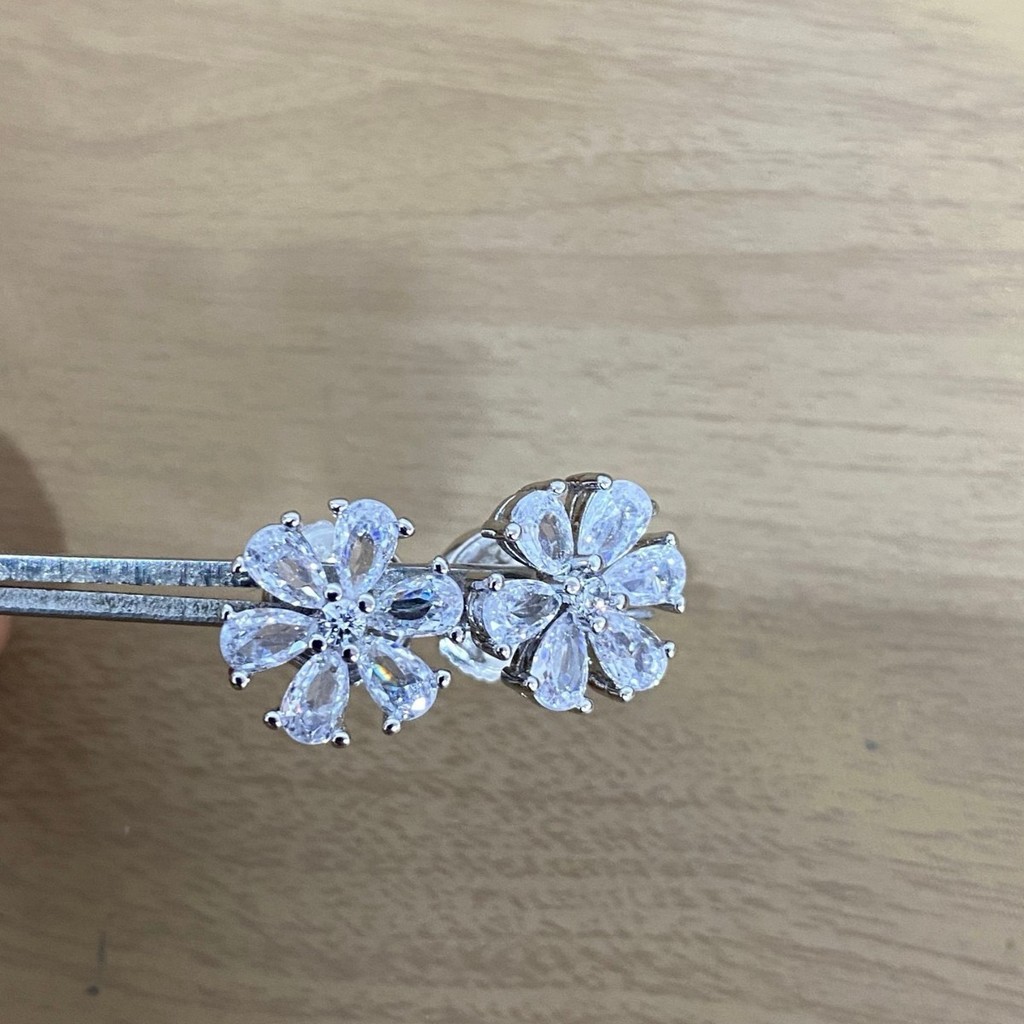 W1DG New Forget-Me-Not Minimalist Earrings with a Fashionable and Versatile Design