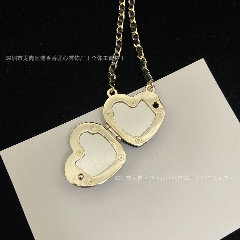 Classic diamond-pattern mirror leather necklace for women, vintage resin black heart clavicle chain