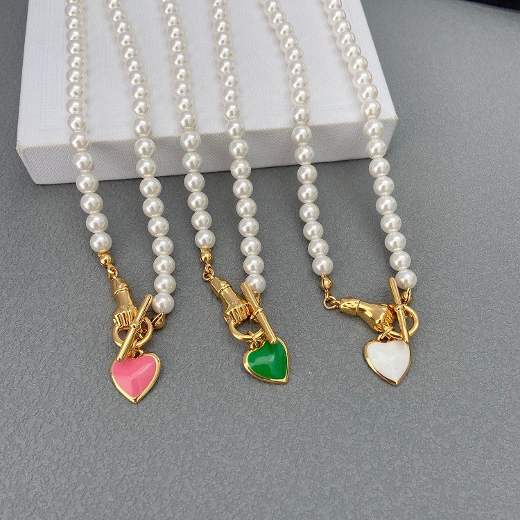 New Pearl Necklace with Heart Enamel, Simple and Elegant Collarbone Chain for a Young Girl's Style