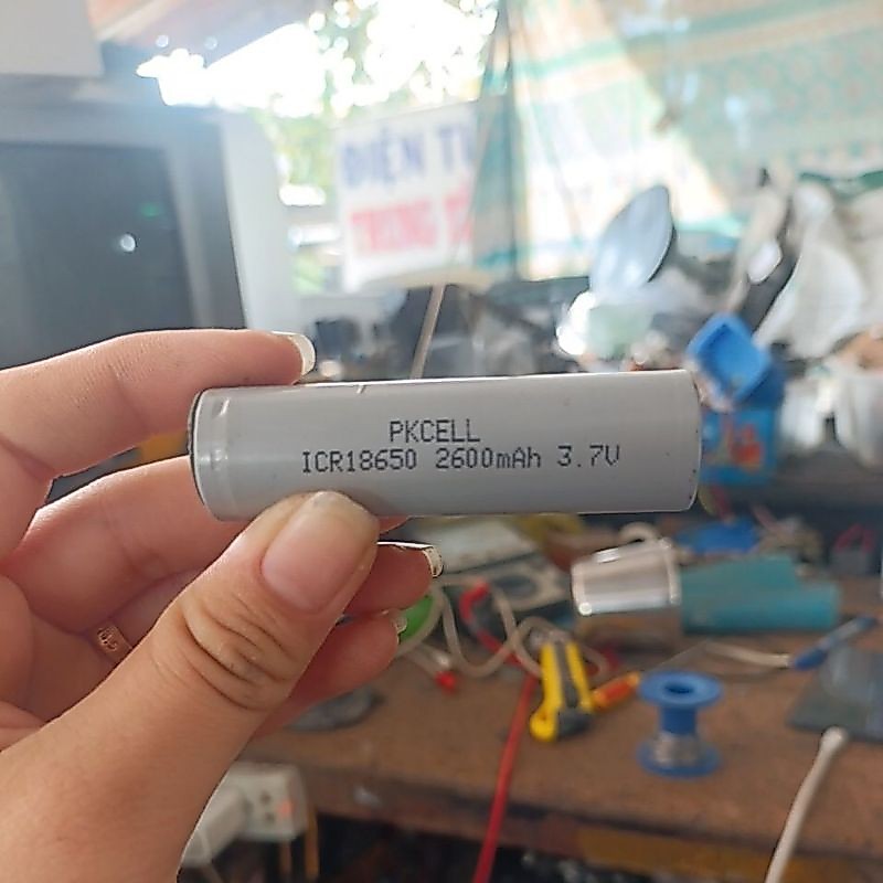 10v pin 18650 cũ tháo máy còn áp