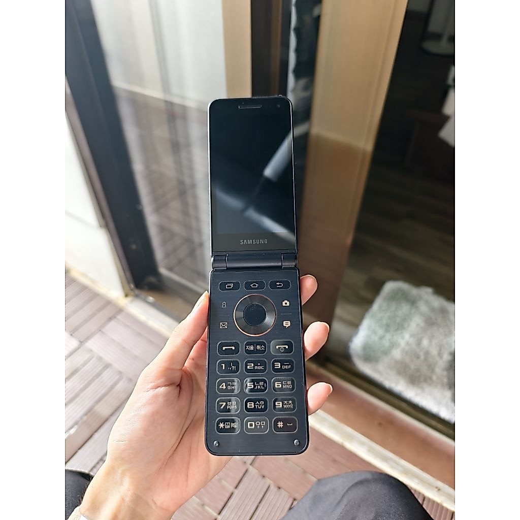 Điện thoại Nắp gập Samsung Folder 2 Đen 2/32GB 2020 96%
