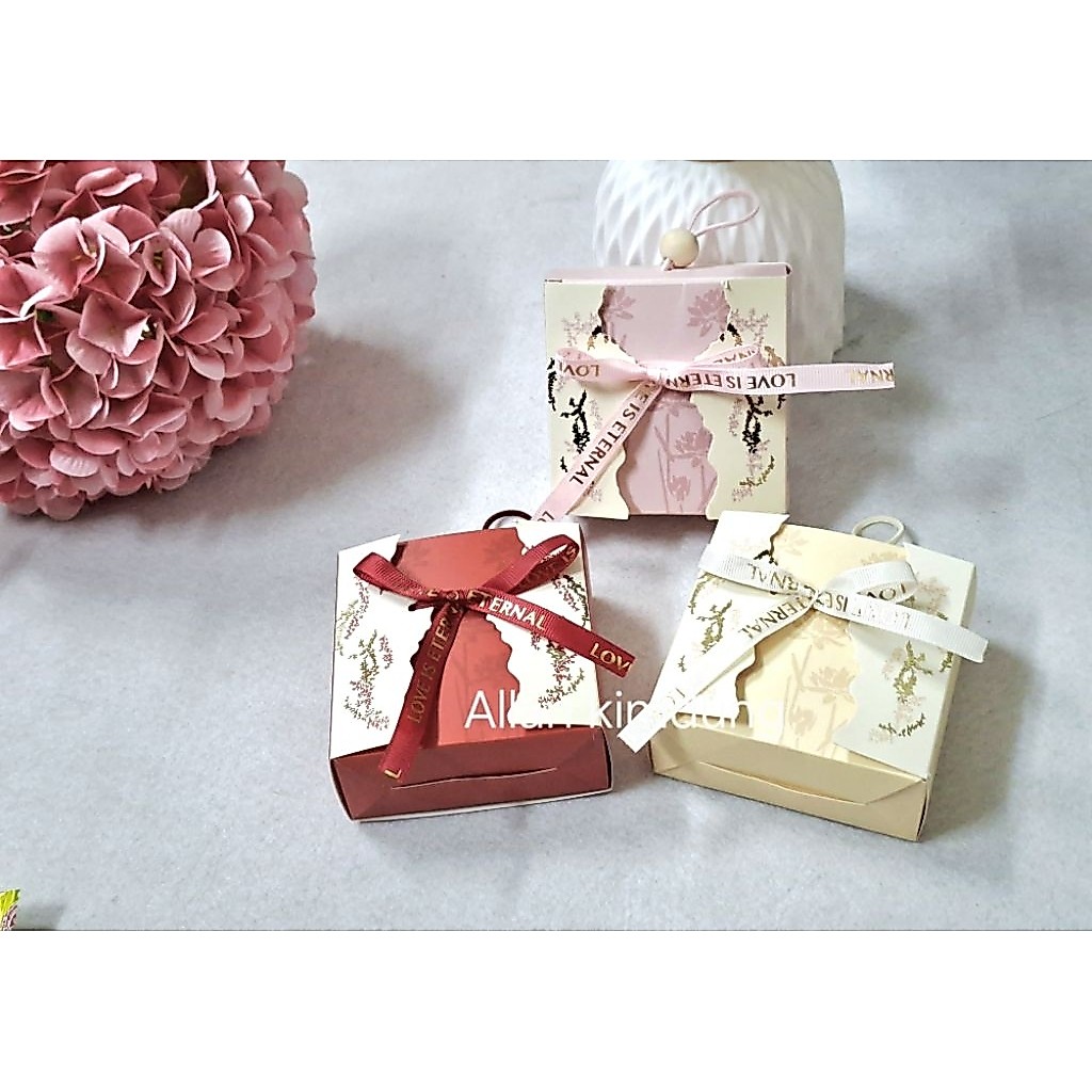Set 50 vỏ hộp quà “Love is Eternal" kèm nơ dây hạt sang trọng, tinh tế