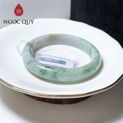 Vòng cẩm thạch A Myanmar - Ngọc phỉ thúy type A bản hẹ chất nếp mịn màu táo điểm lý ni 55-58 (kèm kđ type A) - Ngoc Quý