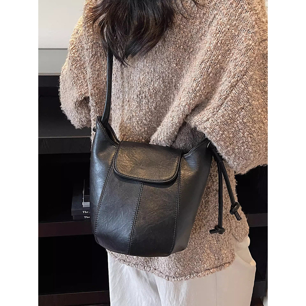 New women's bucket bag, crossbody bag, versatile commuter shoulder bag