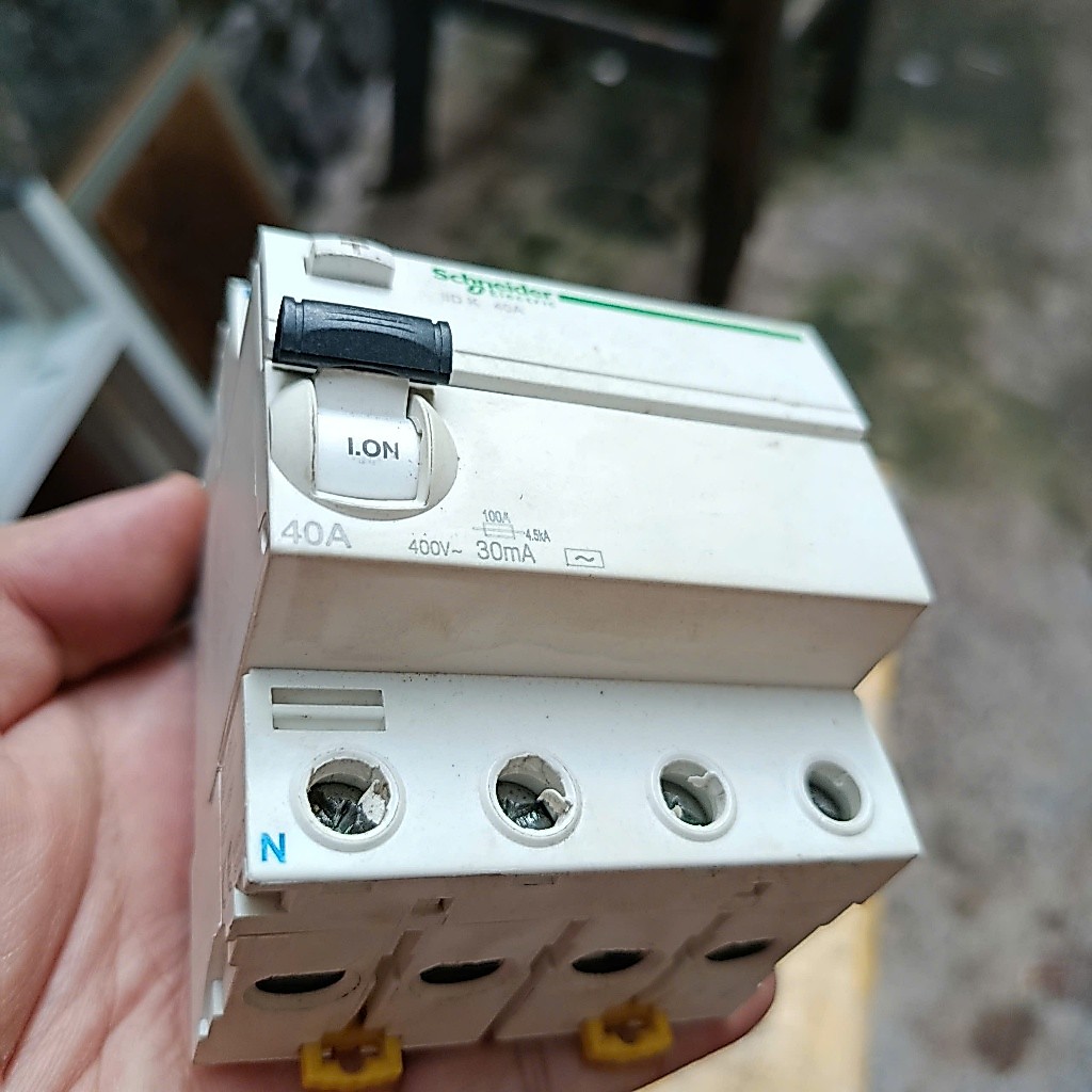CB bảo vệ dòng rò RCCB Schneider 40A 30mA 100mA - Hàng đã qua sử dụng