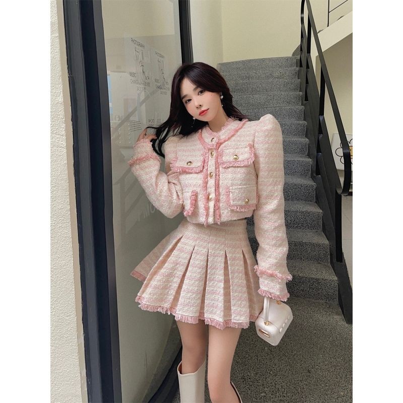 Set áo khoác tay phồng tweed + váy xếp ly – phong cách Chanel nhỏ xuân thu