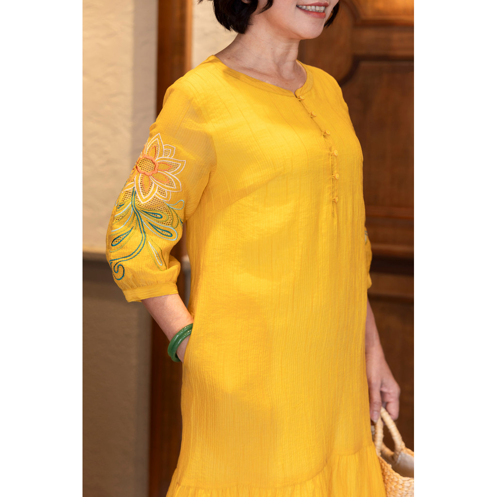M COLLECTION | Váy Đầm Maxi Đuôi Cá Nữ Trung Niên Tặng Mẹ Cài Nút Thun Xốp Thêu Hoa Tay Lỡ D12778 | BigBuy360 - bigbuy360.vn